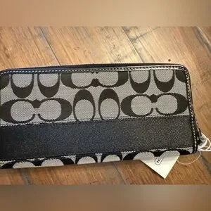 Coach Signature White/Black Zip Around Wallet